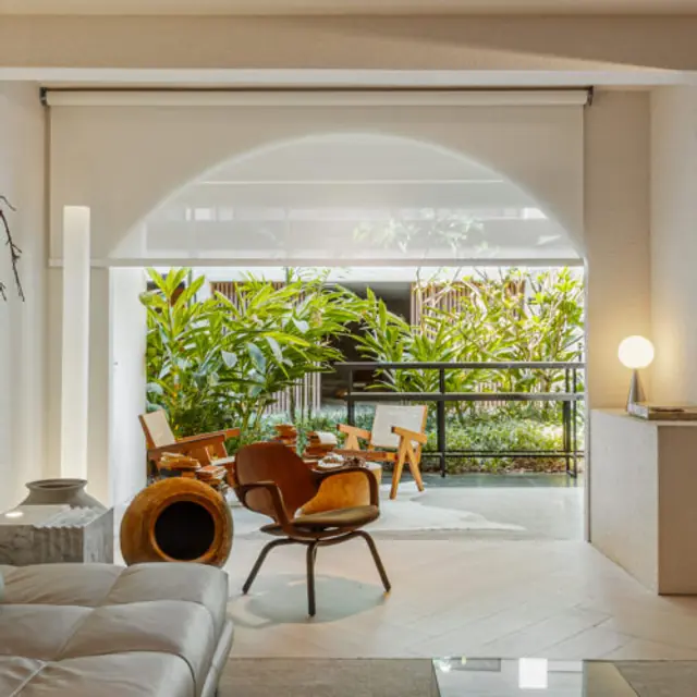 Ambiente com persianas e cortinas da Realce
